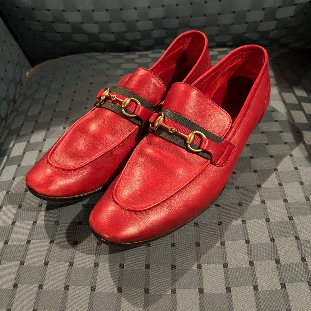 Vintage Gucci loafers with house ribbon trim and gold tone horsebit. Women’s 9A
